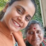 Hemangi Kavi Instagram – Mummy! ❤️ 
जगातली सुंदर स्त्री! प्रत्येकाला असं वाटतं पण माझी आई खरंच सुंदर आहे. तिच्यासारखं ५०% सौंदर्य मला मिळालं असतं तर? पण आपण पडलो पितृमुखी! 🤭 म्हटलं सौंदर्य नाही तर नाही बाकी गुण तरी घेऊयात. काही गुण अनुवंशिक आलेत काही अथक प्रयत्नांनी आणलेत. तरी ही तुझी सर नाहीच. 
तुझ्यासारखा त्याग, परिवारासाठी असलेली माया, प्रेम, पप्पांना डोळे झाकून दिलेली साथ, संसारात घेतलेले कष्ट, संपाच्या काळात दाखवलेला संयम, घरात किती भांडणे झाली तरी पाहुणे, नातेवाईक घरी आले की जणू काही झालंच नाही म्हणून केलेलं त्याचं स्वागत, घरात किती ही माणसं आली तरी त्यांच्यासाठी केलेला स्वंयपाक, महीनाआखिरीला पैसे नसले तरी तुझं खंबीर असणं, प्रत्येक परिस्थितीला हसत मुखाने सामोरी जाणं, व्यवहारज्ञान, तल्लख बुद्धी (माझी आई सातवी पास आहे त्यावेळचं ते मॅट्रिक पास समजलं जायचं आणि नोकरीची offer ही आली होती), हजरजबाबीपणा, माणसांना ओळखण्याचं कसब! 
प्रत्येकाच्या आयुष्यात चढ-उतार असतात पण तुझ्याबाबतीतले चढ-उतार बघता मला कायम प्रश्न पडतो आणि कुतूहल वाटतं की कसं कसं निभावून नेतेस? आताही! निव्वळ कमाल! आया great असतातच पण तु कायच्या काय great आहेस! 
म्हणूनच प्रत्येक जन्म तुझ्या पोटी यावा हीच ईच्छा! 

#happymothersday #mom #आई #माता #जननी #mumma #mother 
#कवीहुँमैं #हेमांगीकवी #तीसावळीगं #kavihunmain #HemangiKavi #thatduskywoman