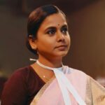 Hemangi Kavi Instagram - See you in Court! माझे बाबा एलएलबी(वकिल) होते पण घरच्या परिस्तिथीमुळे practice न करता त्यांना नोकरी धरावी लागली. पण त्यांचा हा वकिलीचा अभ्यास त्यांनी त्यांच्या आयुष्यात वेळोवेळी उपयोगात आणला किंवा असं म्हणूया तो नकळतपणे येत होता. कंपनीच्या संपाच्या वेळेस, कंपनीच्या Union मध्ये, कधी कधी तर वैयक्तिक समस्या घेऊन बरेच लोक त्यांच्याकडे कायदेशीर सल्ले मागायला यायचे आणि माझे ‘पप्पा’ जणू त्यांच्याकडे आलेल्या एखाद्या professional case सारखी त्यांच्या मित्रांना, कामगारांना, ओळखीच्या लोकांना विना मुल्य मदत करायचे. त्यावर माझी ‘मम्मी’ typical बायको सारखी कायम बोलायची, “या मदतीचे किमान पैसे तरी घ्या, का उगा लष्कराच्या भाकऱ्या भाजायच्या?” त्यावर ते वकिली उत्तर देत म्हणायचे “वकिलीची शपथ घेतली नाही तर मी कुणाकडून पैसे कसे घेणार? मी जर असे पैसे घेतले तर माझ्यावरच केस होईल. नाही का?” त्यावर बिच्चारी माझी मम्मी case मध्ये हरलेल्या client सारखी गप्प व्हायची. आम्ही भावंडं भांडायला लागलो की माझं मुद्देसुद बोलणं ऐकून माझी आई नेहमी म्हणायची rather अजूनही म्हणते वकिलाची मुलगी शोभतेस खरी! सध्या मी STAR Pravah च्या ‘मन धागा धागा जोडते नवा’ मालिकेत एका वकिलाची भूमिका साकारतेय. माझ्या बाबांनी कधीच आमच्यावर त्यांचा वकिलीचा वारसा जपण्याची इच्छा लादली नाही! उलट आम्हांला जे आवडेल, झेपेल तेच शिकू दिलं! आवडतं क्षेत्र निवडू दिलं! पण आज मला असं वकिलाच्या Band आणि Gown मध्ये पाहून त्यांना खूप खूप आनंद झाला असता हे नक्की! माझ्या Acting Career चा महत्त्वाचा खांब असणाऱ्या माझ्या ‘पप्पांना’ माझ्या सर्व भूमिका समर्पित आहेतच पण Advocate Gayatri Vartak ही भूमिका खास तुमच्यासाठी पप्पा! 🥹❤️ #कवीहुँमैं #हेमांगीकवी #तीसावळीगं #kavihunmajn #hemangikavi #thatduskywoman #trending #starpravah #serial #mandhagadhagajodatenava @divyasubhashpugaonkar_official @theshelar @rajashri.nikam @beesolace #BharatGaikwad Mumbai, Maharashtra
