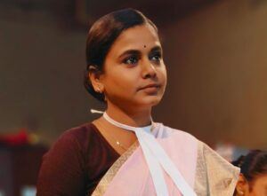 Hemangi Kavi Instagram - See you in Court! 
माझे बाबा एलएलबी(वकिल) होते पण घरच्या परिस्तिथीमुळे practice न करता त्यांना नोकरी धरावी लागली. पण त्यांचा हा वकिलीचा अभ्यास त्यांनी त्यांच्या आयुष्यात वेळोवेळी उपयोगात आणला किंवा असं म्हणूया तो नकळतपणे येत होता. कंपनीच्या संपाच्या वेळेस, कंपनीच्या Union मध्ये, कधी कधी तर वैयक्तिक समस्या घेऊन बरेच लोक त्यांच्याकडे कायदेशीर सल्ले मागायला यायचे आणि माझे ‘पप्पा’ जणू त्यांच्याकडे आलेल्या एखाद्या professional case सारखी त्यांच्या मित्रांना, कामगारांना, ओळखीच्या लोकांना विना मुल्य मदत करायचे. त्यावर माझी ‘मम्मी’ typical बायको सारखी कायम बोलायची, “या मदतीचे किमान पैसे तरी घ्या, का उगा लष्कराच्या भाकऱ्या भाजायच्या?” त्यावर ते वकिली उत्तर देत म्हणायचे “वकिलीची शपथ घेतली नाही तर मी कुणाकडून पैसे कसे घेणार? मी जर असे पैसे घेतले तर माझ्यावरच केस होईल. नाही का?” त्यावर बिच्चारी माझी मम्मी case मध्ये हरलेल्या client सारखी गप्प व्हायची.
आम्ही भावंडं भांडायला लागलो की माझं मुद्देसुद बोलणं ऐकून माझी आई नेहमी म्हणायची rather अजूनही म्हणते वकिलाची मुलगी शोभतेस खरी! 
सध्या मी STAR Pravah च्या ‘मन धागा धागा जोडते नवा’ मालिकेत एका वकिलाची भूमिका साकारतेय. 
माझ्या बाबांनी कधीच आमच्यावर त्यांचा वकिलीचा वारसा जपण्याची इच्छा लादली नाही! उलट आम्हांला जे आवडेल, झेपेल तेच शिकू दिलं! आवडतं क्षेत्र निवडू दिलं! 
पण आज मला असं वकिलाच्या Band आणि Gown मध्ये पाहून त्यांना खूप खूप आनंद झाला असता हे नक्की! 
माझ्या Acting Career चा महत्त्वाचा खांब असणाऱ्या माझ्या ‘पप्पांना’ माझ्या सर्व भूमिका समर्पित आहेतच पण Advocate Gayatri Vartak ही भूमिका खास तुमच्यासाठी पप्पा! 🥹❤️

#कवीहुँमैं #हेमांगीकवी #तीसावळीगं #kavihunmajn #hemangikavi #thatduskywoman #trending #starpravah #serial #mandhagadhagajodatenava @divyasubhashpugaonkar_official @theshelar @rajashri.nikam @beesolace #BharatGaikwad