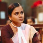 Hemangi Kavi Instagram - See you in Court! माझे बाबा एलएलबी(वकिल) होते पण घरच्या परिस्तिथीमुळे practice न करता त्यांना नोकरी धरावी लागली. पण त्यांचा हा वकिलीचा अभ्यास त्यांनी त्यांच्या आयुष्यात वेळोवेळी उपयोगात आणला किंवा असं म्हणूया तो नकळतपणे येत होता. कंपनीच्या संपाच्या वेळेस, कंपनीच्या Union मध्ये, कधी कधी तर वैयक्तिक समस्या घेऊन बरेच लोक त्यांच्याकडे कायदेशीर सल्ले मागायला यायचे आणि माझे ‘पप्पा’ जणू त्यांच्याकडे आलेल्या एखाद्या professional case सारखी त्यांच्या मित्रांना, कामगारांना, ओळखीच्या लोकांना विना मुल्य मदत करायचे. त्यावर माझी ‘मम्मी’ typical बायको सारखी कायम बोलायची, “या मदतीचे किमान पैसे तरी घ्या, का उगा लष्कराच्या भाकऱ्या भाजायच्या?” त्यावर ते वकिली उत्तर देत म्हणायचे “वकिलीची शपथ घेतली नाही तर मी कुणाकडून पैसे कसे घेणार? मी जर असे पैसे घेतले तर माझ्यावरच केस होईल. नाही का?” त्यावर बिच्चारी माझी मम्मी case मध्ये हरलेल्या client सारखी गप्प व्हायची. आम्ही भावंडं भांडायला लागलो की माझं मुद्देसुद बोलणं ऐकून माझी आई नेहमी म्हणायची rather अजूनही म्हणते वकिलाची मुलगी शोभतेस खरी! सध्या मी STAR Pravah च्या ‘मन धागा धागा जोडते नवा’ मालिकेत एका वकिलाची भूमिका साकारतेय. माझ्या बाबांनी कधीच आमच्यावर त्यांचा वकिलीचा वारसा जपण्याची इच्छा लादली नाही! उलट आम्हांला जे आवडेल, झेपेल तेच शिकू दिलं! आवडतं क्षेत्र निवडू दिलं! पण आज मला असं वकिलाच्या Band आणि Gown मध्ये पाहून त्यांना खूप खूप आनंद झाला असता हे नक्की! माझ्या Acting Career चा महत्त्वाचा खांब असणाऱ्या माझ्या ‘पप्पांना’ माझ्या सर्व भूमिका समर्पित आहेतच पण Advocate Gayatri Vartak ही भूमिका खास तुमच्यासाठी पप्पा! 🥹❤️ #कवीहुँमैं #हेमांगीकवी #तीसावळीगं #kavihunmajn #hemangikavi #thatduskywoman #trending #starpravah #serial #mandhagadhagajodatenava @divyasubhashpugaonkar_official @theshelar @rajashri.nikam @beesolace #BharatGaikwad Mumbai, Maharashtra