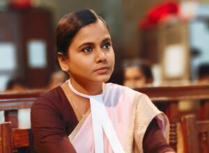 Hemangi Kavi Instagram - See you in Court! 
माझे बाबा एलएलबी(वकिल) होते पण घरच्या परिस्तिथीमुळे practice न करता त्यांना नोकरी धरावी लागली. पण त्यांचा हा वकिलीचा अभ्यास त्यांनी त्यांच्या आयुष्यात वेळोवेळी उपयोगात आणला किंवा असं म्हणूया तो नकळतपणे येत होता. कंपनीच्या संपाच्या वेळेस, कंपनीच्या Union मध्ये, कधी कधी तर वैयक्तिक समस्या घेऊन बरेच लोक त्यांच्याकडे कायदेशीर सल्ले मागायला यायचे आणि माझे ‘पप्पा’ जणू त्यांच्याकडे आलेल्या एखाद्या professional case सारखी त्यांच्या मित्रांना, कामगारांना, ओळखीच्या लोकांना विना मुल्य मदत करायचे. त्यावर माझी ‘मम्मी’ typical बायको सारखी कायम बोलायची, “या मदतीचे किमान पैसे तरी घ्या, का उगा लष्कराच्या भाकऱ्या भाजायच्या?” त्यावर ते वकिली उत्तर देत म्हणायचे “वकिलीची शपथ घेतली नाही तर मी कुणाकडून पैसे कसे घेणार? मी जर असे पैसे घेतले तर माझ्यावरच केस होईल. नाही का?” त्यावर बिच्चारी माझी मम्मी case मध्ये हरलेल्या client सारखी गप्प व्हायची.
आम्ही भावंडं भांडायला लागलो की माझं मुद्देसुद बोलणं ऐकून माझी आई नेहमी म्हणायची rather अजूनही म्हणते वकिलाची मुलगी शोभतेस खरी! 
सध्या मी STAR Pravah च्या ‘मन धागा धागा जोडते नवा’ मालिकेत एका वकिलाची भूमिका साकारतेय. 
माझ्या बाबांनी कधीच आमच्यावर त्यांचा वकिलीचा वारसा जपण्याची इच्छा लादली नाही! उलट आम्हांला जे आवडेल, झेपेल तेच शिकू दिलं! आवडतं क्षेत्र निवडू दिलं! 
पण आज मला असं वकिलाच्या Band आणि Gown मध्ये पाहून त्यांना खूप खूप आनंद झाला असता हे नक्की! 
माझ्या Acting Career चा महत्त्वाचा खांब असणाऱ्या माझ्या ‘पप्पांना’ माझ्या सर्व भूमिका समर्पित आहेतच पण Advocate Gayatri Vartak ही भूमिका खास तुमच्यासाठी पप्पा! 🥹❤️

#कवीहुँमैं #हेमांगीकवी #तीसावळीगं #kavihunmajn #hemangikavi #thatduskywoman #trending #starpravah #serial #mandhagadhagajodatenava @divyasubhashpugaonkar_official @theshelar @rajashri.nikam @beesolace #BharatGaikwad