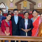 Hemangi Kavi Instagram - See you in Court! माझे बाबा एलएलबी(वकिल) होते पण घरच्या परिस्तिथीमुळे practice न करता त्यांना नोकरी धरावी लागली. पण त्यांचा हा वकिलीचा अभ्यास त्यांनी त्यांच्या आयुष्यात वेळोवेळी उपयोगात आणला किंवा असं म्हणूया तो नकळतपणे येत होता. कंपनीच्या संपाच्या वेळेस, कंपनीच्या Union मध्ये, कधी कधी तर वैयक्तिक समस्या घेऊन बरेच लोक त्यांच्याकडे कायदेशीर सल्ले मागायला यायचे आणि माझे ‘पप्पा’ जणू त्यांच्याकडे आलेल्या एखाद्या professional case सारखी त्यांच्या मित्रांना, कामगारांना, ओळखीच्या लोकांना विना मुल्य मदत करायचे. त्यावर माझी ‘मम्मी’ typical बायको सारखी कायम बोलायची, “या मदतीचे किमान पैसे तरी घ्या, का उगा लष्कराच्या भाकऱ्या भाजायच्या?” त्यावर ते वकिली उत्तर देत म्हणायचे “वकिलीची शपथ घेतली नाही तर मी कुणाकडून पैसे कसे घेणार? मी जर असे पैसे घेतले तर माझ्यावरच केस होईल. नाही का?” त्यावर बिच्चारी माझी मम्मी case मध्ये हरलेल्या client सारखी गप्प व्हायची. आम्ही भावंडं भांडायला लागलो की माझं मुद्देसुद बोलणं ऐकून माझी आई नेहमी म्हणायची rather अजूनही म्हणते वकिलाची मुलगी शोभतेस खरी! सध्या मी STAR Pravah च्या ‘मन धागा धागा जोडते नवा’ मालिकेत एका वकिलाची भूमिका साकारतेय. माझ्या बाबांनी कधीच आमच्यावर त्यांचा वकिलीचा वारसा जपण्याची इच्छा लादली नाही! उलट आम्हांला जे आवडेल, झेपेल तेच शिकू दिलं! आवडतं क्षेत्र निवडू दिलं! पण आज मला असं वकिलाच्या Band आणि Gown मध्ये पाहून त्यांना खूप खूप आनंद झाला असता हे नक्की! माझ्या Acting Career चा महत्त्वाचा खांब असणाऱ्या माझ्या ‘पप्पांना’ माझ्या सर्व भूमिका समर्पित आहेतच पण Advocate Gayatri Vartak ही भूमिका खास तुमच्यासाठी पप्पा! 🥹❤️ #कवीहुँमैं #हेमांगीकवी #तीसावळीगं #kavihunmajn #hemangikavi #thatduskywoman #trending #starpravah #serial #mandhagadhagajodatenava @divyasubhashpugaonkar_official @theshelar @rajashri.nikam @beesolace #BharatGaikwad Mumbai, Maharashtra