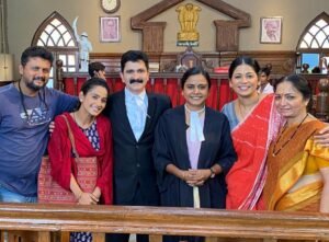 Hemangi Kavi Instagram - See you in Court! 
माझे बाबा एलएलबी(वकिल) होते पण घरच्या परिस्तिथीमुळे practice न करता त्यांना नोकरी धरावी लागली. पण त्यांचा हा वकिलीचा अभ्यास त्यांनी त्यांच्या आयुष्यात वेळोवेळी उपयोगात आणला किंवा असं म्हणूया तो नकळतपणे येत होता. कंपनीच्या संपाच्या वेळेस, कंपनीच्या Union मध्ये, कधी कधी तर वैयक्तिक समस्या घेऊन बरेच लोक त्यांच्याकडे कायदेशीर सल्ले मागायला यायचे आणि माझे ‘पप्पा’ जणू त्यांच्याकडे आलेल्या एखाद्या professional case सारखी त्यांच्या मित्रांना, कामगारांना, ओळखीच्या लोकांना विना मुल्य मदत करायचे. त्यावर माझी ‘मम्मी’ typical बायको सारखी कायम बोलायची, “या मदतीचे किमान पैसे तरी घ्या, का उगा लष्कराच्या भाकऱ्या भाजायच्या?” त्यावर ते वकिली उत्तर देत म्हणायचे “वकिलीची शपथ घेतली नाही तर मी कुणाकडून पैसे कसे घेणार? मी जर असे पैसे घेतले तर माझ्यावरच केस होईल. नाही का?” त्यावर बिच्चारी माझी मम्मी case मध्ये हरलेल्या client सारखी गप्प व्हायची.
आम्ही भावंडं भांडायला लागलो की माझं मुद्देसुद बोलणं ऐकून माझी आई नेहमी म्हणायची rather अजूनही म्हणते वकिलाची मुलगी शोभतेस खरी! 
सध्या मी STAR Pravah च्या ‘मन धागा धागा जोडते नवा’ मालिकेत एका वकिलाची भूमिका साकारतेय. 
माझ्या बाबांनी कधीच आमच्यावर त्यांचा वकिलीचा वारसा जपण्याची इच्छा लादली नाही! उलट आम्हांला जे आवडेल, झेपेल तेच शिकू दिलं! आवडतं क्षेत्र निवडू दिलं! 
पण आज मला असं वकिलाच्या Band आणि Gown मध्ये पाहून त्यांना खूप खूप आनंद झाला असता हे नक्की! 
माझ्या Acting Career चा महत्त्वाचा खांब असणाऱ्या माझ्या ‘पप्पांना’ माझ्या सर्व भूमिका समर्पित आहेतच पण Advocate Gayatri Vartak ही भूमिका खास तुमच्यासाठी पप्पा! 🥹❤️

#कवीहुँमैं #हेमांगीकवी #तीसावळीगं #kavihunmajn #hemangikavi #thatduskywoman #trending #starpravah #serial #mandhagadhagajodatenava @divyasubhashpugaonkar_official @theshelar @rajashri.nikam @beesolace #BharatGaikwad