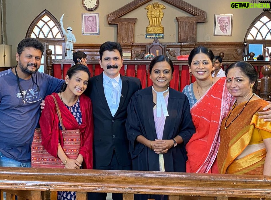 Hemangi Kavi Instagram - See you in Court! माझे बाबा एलएलबी(वकिल) होते पण घरच्या परिस्तिथीमुळे practice न करता त्यांना नोकरी धरावी लागली. पण त्यांचा हा वकिलीचा अभ्यास त्यांनी त्यांच्या आयुष्यात वेळोवेळी उपयोगात आणला किंवा असं म्हणूया तो नकळतपणे येत होता. कंपनीच्या संपाच्या वेळेस, कंपनीच्या Union मध्ये, कधी कधी तर वैयक्तिक समस्या घेऊन बरेच लोक त्यांच्याकडे कायदेशीर सल्ले मागायला यायचे आणि माझे ‘पप्पा’ जणू त्यांच्याकडे आलेल्या एखाद्या professional case सारखी त्यांच्या मित्रांना, कामगारांना, ओळखीच्या लोकांना विना मुल्य मदत करायचे. त्यावर माझी ‘मम्मी’ typical बायको सारखी कायम बोलायची, “या मदतीचे किमान पैसे तरी घ्या, का उगा लष्कराच्या भाकऱ्या भाजायच्या?” त्यावर ते वकिली उत्तर देत म्हणायचे “वकिलीची शपथ घेतली नाही तर मी कुणाकडून पैसे कसे घेणार? मी जर असे पैसे घेतले तर माझ्यावरच केस होईल. नाही का?” त्यावर बिच्चारी माझी मम्मी case मध्ये हरलेल्या client सारखी गप्प व्हायची. आम्ही भावंडं भांडायला लागलो की माझं मुद्देसुद बोलणं ऐकून माझी आई नेहमी म्हणायची rather अजूनही म्हणते वकिलाची मुलगी शोभतेस खरी! सध्या मी STAR Pravah च्या ‘मन धागा धागा जोडते नवा’ मालिकेत एका वकिलाची भूमिका साकारतेय. माझ्या बाबांनी कधीच आमच्यावर त्यांचा वकिलीचा वारसा जपण्याची इच्छा लादली नाही! उलट आम्हांला जे आवडेल, झेपेल तेच शिकू दिलं! आवडतं क्षेत्र निवडू दिलं! पण आज मला असं वकिलाच्या Band आणि Gown मध्ये पाहून त्यांना खूप खूप आनंद झाला असता हे नक्की! माझ्या Acting Career चा महत्त्वाचा खांब असणाऱ्या माझ्या ‘पप्पांना’ माझ्या सर्व भूमिका समर्पित आहेतच पण Advocate Gayatri Vartak ही भूमिका खास तुमच्यासाठी पप्पा! 🥹❤️ #कवीहुँमैं #हेमांगीकवी #तीसावळीगं #kavihunmajn #hemangikavi #thatduskywoman #trending #starpravah #serial #mandhagadhagajodatenava @divyasubhashpugaonkar_official @theshelar @rajashri.nikam @beesolace #BharatGaikwad Mumbai, Maharashtra