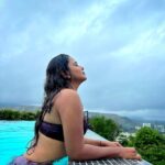 Hemangi Kavi Instagram - ती Pool राणी - Part 2 सगळ्याचा Sequel (Part) येऊ शकतो मग photos चा का नाही? तुला Sequel चांगलाच धडा!!! 😝😝 📍आपल्या महाराष्ट्रातलं, आपलं कर्जत! 🤳🏽तोच तो, आमचा माणूस 🤭 #कवीहुँमैं #हेमांगीकवी #तीसावळीगं #kavihunmain #HemangiKavi #thatduskywoman #monsoon #trending #maharashtra #weekend #saturday