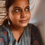 Hemangi Kavi Instagram - Sundaying ☺️ #कवीहुँमैं #हेमांगीकवी #तीसावळीगं #kavihunmain #hemangikavi #thatduskywoman #trending #ashabhosale #train #local Mumbai, Maharashtra