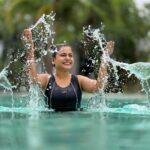 Hemangi Kavi Instagram - ती Pool राणी! 🏊🏽‍♀️🥰 #कवीहुँमैं #हेमांगीकवी #तीसावळीगं #kavihunmain #hemangikavi #thatduskywoman #trending Pc : आमचा माणूस 😍 The Forest Club Resort