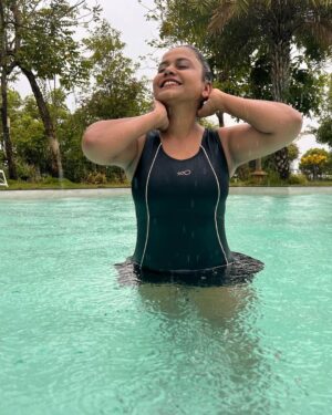 Hemangi Kavi Instagram - ती Pool राणी! 🏊🏽‍♀️🥰

#कवीहुँमैं #हेमांगीकवी #तीसावळीगं #kavihunmain #hemangikavi #thatduskywoman #trending 

Pc : आमचा माणूस 😍