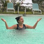 Hemangi Kavi Instagram - ती Pool राणी! 🏊🏽‍♀️🥰 #कवीहुँमैं #हेमांगीकवी #तीसावळीगं #kavihunmain #hemangikavi #thatduskywoman #trending Pc : आमचा माणूस 😍 The Forest Club Resort