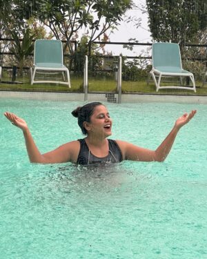 Hemangi Kavi Instagram - ती Pool राणी! 🏊🏽‍♀️🥰

#कवीहुँमैं #हेमांगीकवी #तीसावळीगं #kavihunmain #hemangikavi #thatduskywoman #trending 

Pc : आमचा माणूस 😍