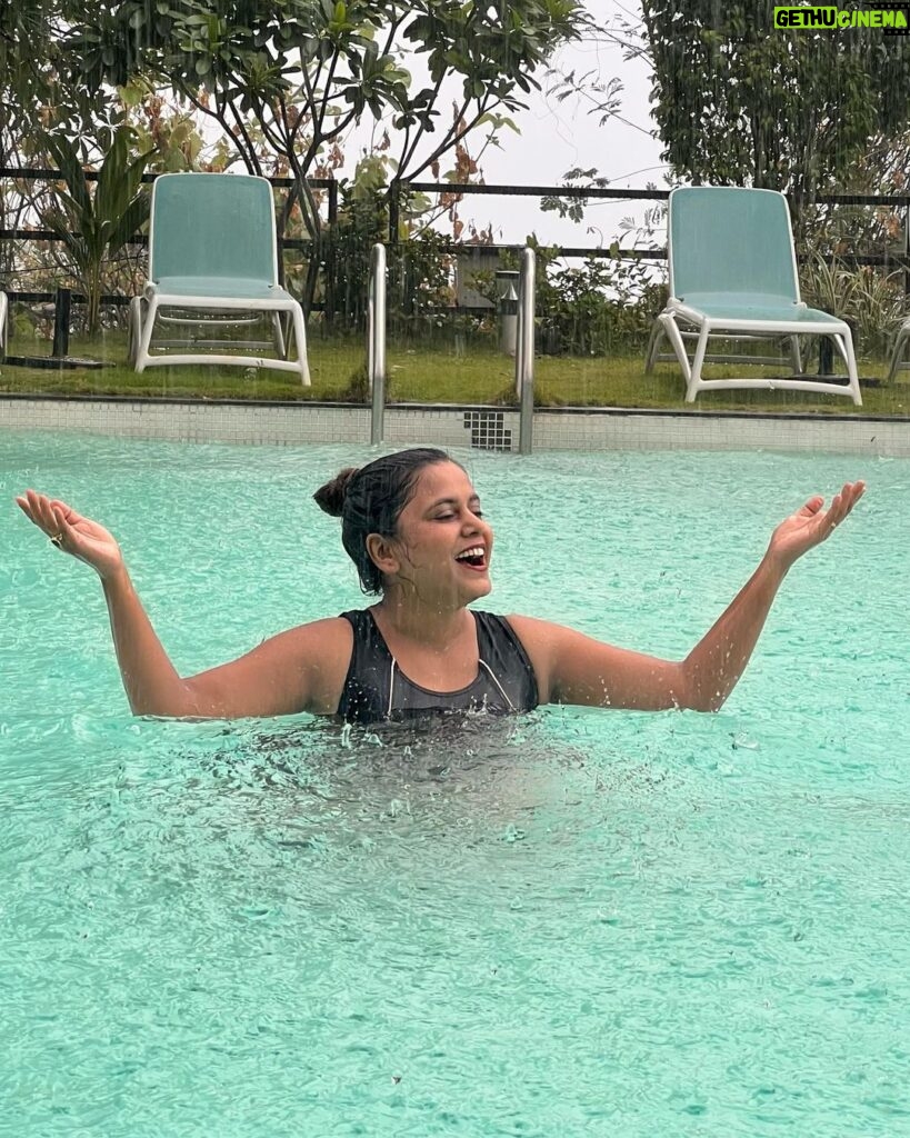 Hemangi Kavi Instagram - ती Pool राणी! 🏊🏽‍♀️🥰 #कवीहुँमैं #हेमांगीकवी #तीसावळीगं #kavihunmain #hemangikavi #thatduskywoman #trending Pc : आमचा माणूस 😍 The Forest Club Resort