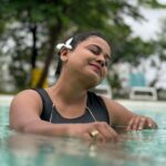 Hemangi Kavi Instagram - ती Pool राणी! 🏊🏽‍♀️🥰 #कवीहुँमैं #हेमांगीकवी #तीसावळीगं #kavihunmain #hemangikavi #thatduskywoman #trending Pc : आमचा माणूस 😍 The Forest Club Resort