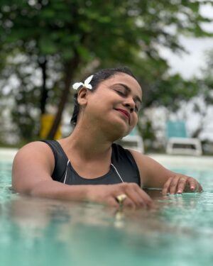 Hemangi Kavi Instagram - ती Pool राणी! 🏊🏽‍♀️🥰

#कवीहुँमैं #हेमांगीकवी #तीसावळीगं #kavihunmain #hemangikavi #thatduskywoman #trending 

Pc : आमचा माणूस 😍
