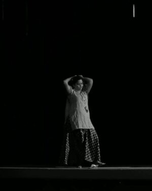 Hemangi Kavi Instagram - परवा ‘मन धागा धागा’ च्या set वर scene करताना माझ्याकडूनच माझ्या पायाला दुखापत झाली. पायरी चढत असताना माझा अंदाज चुकला आणि पाय पायरीला जोरात आपटला. पायाच्या बोटाचं नख माझ्याच बोटात मागच्या मागे घुसलं. असली कळ गेली डोक्यात. Shooting थांबवून आराम करायची ती वेळ नव्हती कारण already खूप उशीर झाला होता. Pack up ची वेळ उलटून गेली होती. म्हटलं आता जर मी माझ्या पायाला गोंजारत बसले तर जशी ती कळ माझ्या डोक्यात गेलीए तशी मी सगळ्यांच्या डोक्यात जाईन. काही नाही काही म्हणत scene पूर्ण केला. Pack up झालं. पाय झणझणत होता. चालवत ही नव्हतं. चप्पल घलता येत नव्हती. कशी बशी घरी पोचले. घरी आल्यावर बघते तर काय पाय टम्म सुजला होता. Fresh होऊन बर्फाचा शेक दिला पण मी इतकी थकले होते की मी झोपी गेले. 
काही वेळापुरतीच. थोड्या थोड्या वेळाने सारखी जाग येत होती. पाय प्रचंड झोंबत होता. 
पण याही पेक्षा पाय जर असाच राहीला तर उद्याचा नाटकाचा प्रयोग कसा करणार या विचाराने अस्वस्थ होऊन झोपमोड होत होती. सकाळी पुन्हा बर्फ लावला. नाटकाच्या rehearsal ला पोचले. मी लंगडतेय पाहून सगळेच काळजीत पडले. माझ्याही आणि उद्याच्या प्रयोगाच्याही! तिथेही मनाचा हीय्या करून आई गं आई गं करत rehearsal केली. आराम न दिल्यामुळे जखम खवळली. आता म्हटलं हीचा दादापूता नाही केला तर ही मला उद्याचा प्रयोग करू द्यायची नाही. घरी गेल्या गेल्या मैत्रिणीने सुचवलेला तुरटी-हळदीची लेप लावला पायाला. दुखणं शांत झालं. Rehearsal चांगली झाली होती म्हणून झोप ही पटकन लागली आणि चांगली झाली. 
प्रयोगाचा दिवस उजाडला. रक्त साकळून बोट काळं निळं झालं होतं. 
मनात म्हटलं nothing doing. काल जशी लंगडत तालिम केली तसाच आज प्रयोगही करायचा. लंगडल्यामुळे दुसरा पाय ही दुखू  लागला. Theatre ला पोचले. Make up, Costume घालून ready झाले. सगळे माझ्या दुखण्याचं, लंगडण्याचं सांत्वन करत होते. 
मी विंगेत उभी होते. तिसरी घंटा झाली. पडदा उघडला. संगीत सुरू झालं. Lights आले आणि मी entry घेतली. Entry लाच मी धावत train पकडतेय असा scene आहे नाटकात. मी धावले आणि त्यानंतरचे २- २.१५ तास मी रंगमंचावर तरंगत होते. मला दुखापत झालीए. माझे पाय दुखताएत. हवा लागली तरी सहन होत नाहीए हे सगळं सगळं विसरून गेले मी. काय गंमत झाली?…
Continue in comment section. 

#कवीहुँमैं #हेमांगीकवी #तीसावळीगं #kavihunmain #hemangikavi #thatduskywoman #trending