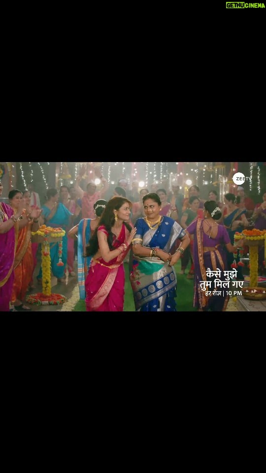 Hemangi Kavi Instagram - Amruta ne apne kamaal ke moves se Aai-Baba ki anniversary par lagaaye chaar chand! Dekhiye ek nayi kahaani #KaiseMujheTumMilGaye, har roz, raat 10 baje, sirf #ZeeTV par aur kahin bhi, kabhi bhi @zee5shows par. #KMTMGEpisodic @itisriti @hemangiikavi @iqbal.azad @the_rohitchaudhary