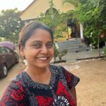 Hemangi Kavi Instagram - जगात, देशाबाहेर किती ही फिरलो तरी गावची सर कुठेही नाही. शाळेत असताना उन्हाळ्याच्या सुट्टीत २ महिने मुक्काम असायचा. आता कामामुळे शक्य होत नसलं तरी २ दिवस का होईना गावाला जातेच. म्हणजे मी वरचेवर गावाला येत असते पण उन्हाळ्याच्या सुट्टीची बात ही अलग है! जेव्हा मला कुणी सांगतं की त्यांना गावच नाही तेव्हा मला कसंसच होतं. लहानपणी प्रश्न पडायचा असं कसं? गावच नाही? पण नसतं! ठिके! मग मी त्यांना आमच्या गावाला यायचं आग्रहाचं आमंत्रण देते! काही जण येऊन- राहून गेलेत. आता त्यांनाही गाव आहे. सांगायला गावच्या आठवणी आहेत. गाव नसणं म्हणजे आई- वडील नसण्यासारखं वाटतं मला. मी खरंच भाग्यवान, ‘गाव’ नावाची संपत्ती आहे माझ्याकडे! #म्हसवड #सातारा #गाव #myhappyplace #कवीहुँमैं #हेमांगीकवी #तीसावळीगं #kavihunmain #hemangikavi #thatduskywoman #mynative #mhaswad त.टी. : कपड्यांवरून कुणाची कसलीही मापं काढू नयेत ही मंडळातल्या काही सदस्यांना नम्र विनंती. Mhaswad : Home