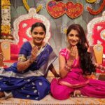 Hemangi Kavi Instagram - पहले ही episode को इतना सारा प्यार देने के लिए आप सबका बहोत बहोत शुक्रिया! Our Dms are flooded with your messages, tags, mentions. Thank you for such an overwhelming response. असंच प्रेम करत रहा! ❤️🤗 #कैसैमुझेतुममिलगए #kmtmg #zeetv #zee5 #chitnis #BhavaniChitnis #AmrutaBhavaniChitnis #AmukiAai #1stepisodeout #sritijha #hemangikavi Pc 📷: @iqbal.azad (Jayesh Chitnis) 🤗 Mumbai, Maharashtra