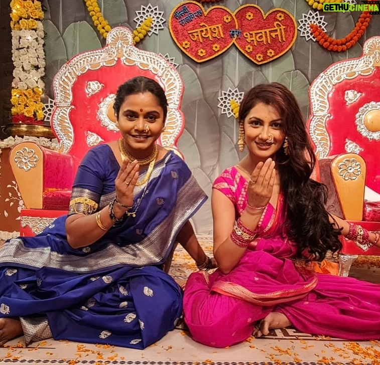 Hemangi Kavi Instagram - पहले ही episode को इतना सारा प्यार देने के लिए आप सबका बहोत बहोत शुक्रिया! Our Dms are flooded with your messages, tags, mentions. Thank you for such an overwhelming response. असंच प्रेम करत रहा! ❤️🤗 #कैसैमुझेतुममिलगए #kmtmg #zeetv #zee5 #chitnis #BhavaniChitnis #AmrutaBhavaniChitnis #AmukiAai #1stepisodeout #sritijha #hemangikavi Pc 📷: @iqbal.azad (Jayesh Chitnis) 🤗 Mumbai, Maharashtra