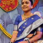 Hemangi Kavi Instagram - आजपासून येतेय तुमच्या भेटीला! एक नवी भूमिका घेऊन! भवानी चिटणीस म्हणून! रोज रात्री १० वा; फक्त @zeetv आणि @zee5 वर. ‘कैसै मुझे तुम मिल गए’ मालिकेमध्ये! हिंदी मालिकेमध्ये मराठी पार्श्वभूमी असलेलं पात्र साकारताना अतिशय आनंद होत आहे. मालिकेच्या निर्मात्या @muktadhond मराठीच असल्यामुळे आपसुक एक आपलेपणा आणि तितकाच मोकळेपणा अनूभवायला मिळतोय! हाच आनंद तुमच्यापर्यंत पोचवण्याचं आणि तुमचं १००% मनोरंजन करता यावं हे बळ आम्हांला मिळो हीच ईच्छा! आतापर्यंत जसं प्रेम, आशीर्वाद देत आलात यापुढेही देत रहा ही विनंती! #kmtmg #BhavaniChitnis #AmukiAai #AmrutaBhavaniChitnis #newserial #zeetv #zee5shows #launch #today #27thnovember Mumbai, Maharashtra