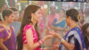 Hemangi Kavi Instagram - Here’s what Amruta and Bhavani are up to on set! #sneakpeak #Comingsoon #KaiseMujheTumMilGaye @itisriti @zeetv @hemangiikavi @muktadhond @jassi.k15