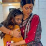 Hemangi Kavi Instagram - Happy Birthday @sushmitasen47 My actual inspiration & favourite personality! ❤️ Working with you, sitting right next to you, sharing very warm and beautiful moments with you during shoot was like dream come true! I will never forget that moment when you held my hand, I was like is this even real when we were rehearsing this scene. I was smiling and thrilled at the same time inside. Uff! 😇 जब 1994 में आपने Miss Universe का खिताब जीता, तब वो बस हमारे देश के लिए सिर्फ एक गर्व की बात नहीं थी, बल्कि इस देश की उस हर एक लडकी के लिए बहोत बडी बात थी, उसकी नीजी जीत थी, मानो जैसे वो खिताब उस हर एक लडकी ने जीता जो उसके कुदरती सावले रंग-रुप, कद-काठी के लिए समाज द्वारा या कभी कभी अपनों से ताने सुनती थी! अपने आप को कम समझती थी! लेकिन आपने मुझ जैसे उन कई लडकीयों को हौसला दिया, हिम्मत दी, सपने देखनें और उन्हें पुरे करने की ताकत दी! एक सावले रंग की, middle class family से आई हुई साधारण सी लडकी सही मायनो में असामान्य जीत हासिल कर सकती है, for generations लोगों को अपनी जीत से, सोच से, बातों से inspire कर सकती है, अपने terms पे जिदंगी जी सकती है और खुश रह सकती है ये दिखा दिया! Thank you for being you, Sush! 😘😘😘 You r beautiful inside out! ❤️ Once again Happy Birthday! Dugga Dugga Thank you @ravijadhavofficial @paragmehtacasting for giving #Taali to me! 👏🏽🙏🏽 Will be forever #grateful #sushmitasen #duggadugga #19thnovember Mumbai, Maharashtra