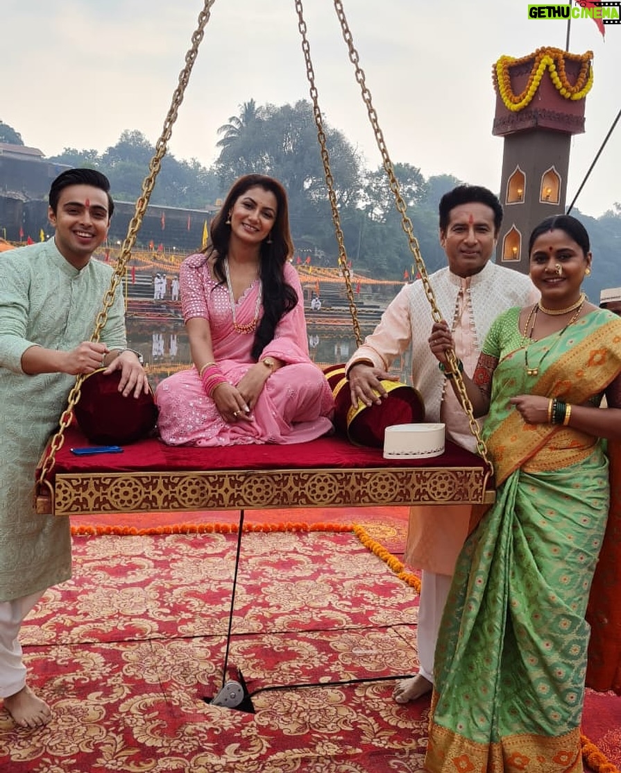 Hemangi Kavi Instagram - Miliye ‘Chitnis’ parivar se. #KaiseMujheTumMilGaye mein 27 November se, raat 10 baje, sirf @zeetv aur kabhi bhi kahin bhi @zee5 par. #zeetv @zee5shows #AmrutaBhavaniChitnis @muktadhond @jassi.k15 @itisriti @iqbal.azad @the_rohitchaudhary #hindiserial #newserial #कैसैमुझेतुममिलगए