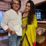 Hemangi Kavi Instagram - पाडव्यानिमीत्त आमच्या माणसाने दिली साडी पिवळी धम्म दरवेळेच्या गजऱ्याहून झाली माझी बढती मी म्हटलं हम्म!! 😛 🪔 शुभ दीपावली 🪔 🪔 दिवाली की शुभकामनाएं 🪔 🪔 Happy Diwali 🪔 #diwali2023 #happydiwali #शुभदीपावली #दिवाळी #कवीहुँमैं #हेमांगीकवी #तीसावळीगं #kavihunmain #hemangikavi #thatduskywoman #trending #festive #आमचामाणूस Mumbai, Maharashtra