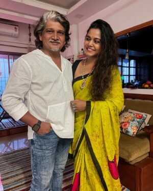 Hemangi Kavi Instagram - पाडव्यानिमीत्त आमच्या माणसाने दिली साडी पिवळी धम्म
दरवेळेच्या गजऱ्याहून झाली माझी बढती मी म्हटलं हम्म!! 😛

🪔 शुभ दीपावली 🪔
🪔 दिवाली की शुभकामनाएं 🪔
🪔 Happy Diwali 🪔

#diwali2023 #happydiwali #शुभदीपावली #दिवाळी 
#कवीहुँमैं #हेमांगीकवी #तीसावळीगं #kavihunmain #hemangikavi #thatduskywoman #trending #festive #आमचामाणूस