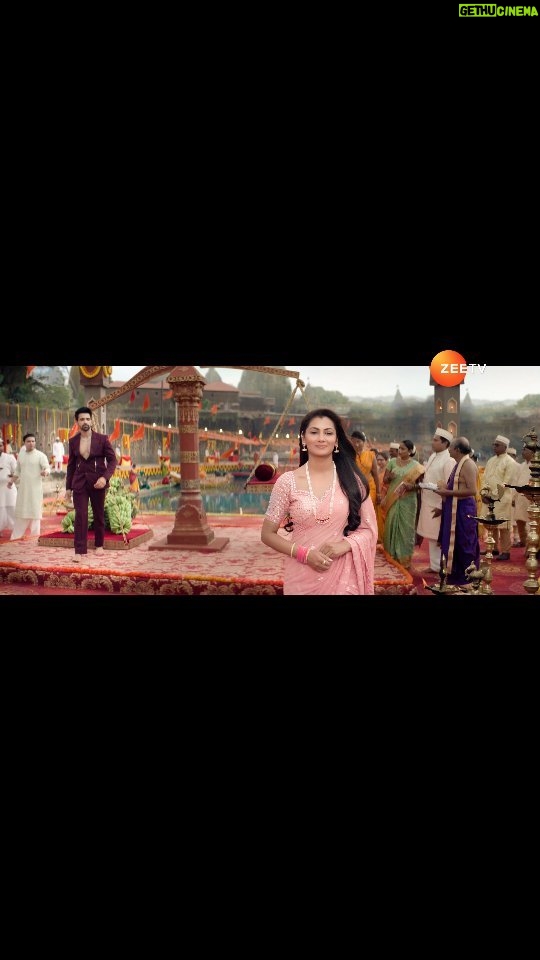 Hemangi Kavi Instagram - Amruta ko hai rishton par atoot vishwaas, toh doosri ore Virat ko hai pyaar se aitraaz, lekin kya takraayenge inke raaste kabhi ek dooje ke saath? Dekhiye ek nayi kahaani #KaiseMujheTumMilGaye, 27th November se, raat 10 baje, sirf #ZeeTV aur kahin bhi, kabhi bhi @zee5shows par. #Promo @muktadhond @itisriti @arjitaneja @srinita_14 @jassi.k15 @nikitadhond