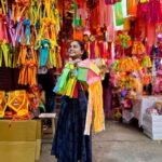 Hemangi Kavi Instagram - दरवर्षी प्रमाणे यंदाही! मला आठवतंय दुकानात, बाजारात जाऊन ‘कंदील’ निवडायची जबाबदारी मला जेव्हापासून कळायला लागलं तेव्हा पासून देण्यात आली किंवा मी ती स्वतः घेतली कारण रंगांचं ज्ञान इतरांपेक्षा टीचभर जरा बरं म्हणून. पण मग तेव्हापासून ही रीतच झाली दरवर्षी वेळात वेळ काढून मी कंदील खरेदी करायला जाते म्हणजे जातेच. खूप भारी वाटतं निरनिरळ्या पद्धतीचे कंदील पाहून! प्रत्येकाला वाटतं सगळ्यांपेक्षा वेगळा आणि हटके कंदील आपल्या दारात, खिडकीत आसावा! खरंतर कंदील इकडून तिकडून सारखेच पण आपण निवडलेला कंदील हा आपल्या पुरता का होईना special च असतो! पण मग इतक्या सर्व options मधून तो ‘एक’ कंदील निवडणं काय सोप्पं काम नसतं गड्या! लय कटीन! म्हणजे मी एखादी साडी पटकन निवडेन पण कंदील निवडणं is altogether different game भाई. कारण ही गोष्ट अशीय ना की ती घरातल्या प्रत्येकाला आवडायला हवी, आपली मनमानी करून चालत नाही! मला वाटलं म्हणून मी आणला असं करून नाही चालत. तर घरातल्या प्रत्येकाच्या आवडी-निवडीचा विचार करून आणावा लागतो! निदान मी तरी असं करते! मज्जा असते सगळी! तुम्ही करता का असं? #yearlyritual #कंदील #दिवाळी #happydiwali #diwali2023 #शुभदिपावली #कवीहुँमैं #हेमांगीकवी #तीसावळीगं #kavihunmain #hemangikavi #thatduskywoman #trending Pc : #आमचामाणूस #आमचेहेओ ❤️ Mahim माहिम