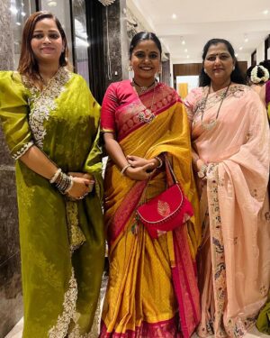 Hemangi Kavi Instagram - जेव्हा थेट ‘वर्षा’ वरून बोलावणं येतं! 
महाराष्ट्र राज्याचे माननीय मुख्यमंत्री श्री एकनाथजी शिंदेसाहेबांनी त्यांच्या घरच्या गणपतीच्या दर्शन आणि आशीर्वादासाठी आमंत्रित करून मान दिल्याबद्दल खरंच खुप खुप आभार. वर्षा बंगल्यात त्यांच्याबरोबर बाप्पाची केलेली आरती हा एक आल्हाददायक अनुभव होता जो कायम स्मरणात राहील! 
एवढंच नाही तर सौ. लताताईं, वृषाली वहिनी आणि त्यांची मंडळी अगदी घरच्यांप्रमाणे प्रेमाने आमच्या पाहुणचाराची विचारपूस करत होते. असं वाटलं जणू आपल्या जवळच्या नातेवाईकाकडेच सणाला आलो आहोत! कसलीच औपचारिक्ता नाही. आता Security reasons मुळे काही गोष्टी नाही share करू शकत पण बंगल्यात शिरताना मनात जी भीती किंवा दडपण होतं ते आत गेल्यानंतर एकदम नाहीसं झालं! 
@mangeshdesaiofficial तुझ्यामुळे हे शक्य झालं त्याबद्दल तुला अनेक धन्यवाद. यानिमित्ताने कित्येक वर्षांपासून कुतूहलाचा विषय असलेला आणि बाहेरून पाहत आलेलो ‘वर्षा’ आतून पाहण्याची ईच्छा पुर्ण झाली! 
खरं सांगायचं तर त्या वास्तूबद्दलचं असलेलं आकर्षण पुढच्या अर्ध्या तासात संपून त्यात राहणाऱ्या व्यक्तीवर केवढी मोठ्ठी जबाबदारी आहे या जाणिवेने आदर वाढायला लागतो! घरात गणपती आहेत म्हणून जरा निवांत असतील मुख्यमंत्री तर छे! पाहुण्यामंडळींमधून त्यांच्या नकळत वेळ काढून मध्ये मध्ये आत जाऊन कामकाज करणं, कसल्याशा Files वर त्यांच्या कर्मचाऱ्यांना सह्या देणं एकीकडे चालूच होतं. मी जरा दबकतच माझ्या ओळखीच्या व्यक्तीला विचारलं की… 
Continue in comment section.. 

#CM #महाराष्ट्र #माननीय #मुख्यमंत्री #maharashtra #Honorable #ChiefMinister #ShreeEknathjiShinde #श्रीएकनाथजीशिंदे @mieknathshinde @drshrikantshinde