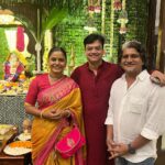 Hemangi Kavi Instagram - जेव्हा थेट ‘वर्षा’ वरून बोलावणं येतं! महाराष्ट्र राज्याचे माननीय मुख्यमंत्री श्री एकनाथजी शिंदेसाहेबांनी त्यांच्या घरच्या गणपतीच्या दर्शन आणि आशीर्वादासाठी आमंत्रित करून मान दिल्याबद्दल खरंच खुप खुप आभार. वर्षा बंगल्यात त्यांच्याबरोबर बाप्पाची केलेली आरती हा एक आल्हाददायक अनुभव होता जो कायम स्मरणात राहील! एवढंच नाही तर सौ. लताताईं, वृषाली वहिनी आणि त्यांची मंडळी अगदी घरच्यांप्रमाणे प्रेमाने आमच्या पाहुणचाराची विचारपूस करत होते. असं वाटलं जणू आपल्या जवळच्या नातेवाईकाकडेच सणाला आलो आहोत! कसलीच औपचारिक्ता नाही. आता Security reasons मुळे काही गोष्टी नाही share करू शकत पण बंगल्यात शिरताना मनात जी भीती किंवा दडपण होतं ते आत गेल्यानंतर एकदम नाहीसं झालं! @mangeshdesaiofficial तुझ्यामुळे हे शक्य झालं त्याबद्दल तुला अनेक धन्यवाद. यानिमित्ताने कित्येक वर्षांपासून कुतूहलाचा विषय असलेला आणि बाहेरून पाहत आलेलो ‘वर्षा’ आतून पाहण्याची ईच्छा पुर्ण झाली! खरं सांगायचं तर त्या वास्तूबद्दलचं असलेलं आकर्षण पुढच्या अर्ध्या तासात संपून त्यात राहणाऱ्या व्यक्तीवर केवढी मोठ्ठी जबाबदारी आहे या जाणिवेने आदर वाढायला लागतो! घरात गणपती आहेत म्हणून जरा निवांत असतील मुख्यमंत्री तर छे! पाहुण्यामंडळींमधून त्यांच्या नकळत वेळ काढून मध्ये मध्ये आत जाऊन कामकाज करणं, कसल्याशा Files वर त्यांच्या कर्मचाऱ्यांना सह्या देणं एकीकडे चालूच होतं. मी जरा दबकतच माझ्या ओळखीच्या व्यक्तीला विचारलं की… Continue in comment section.. #CM #महाराष्ट्र #माननीय #मुख्यमंत्री #maharashtra #Honorable #ChiefMinister #ShreeEknathjiShinde #श्रीएकनाथजीशिंदे @mieknathshinde @drshrikantshinde Varsha Bungalow, , Malabar Hill