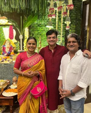 Hemangi Kavi Instagram - जेव्हा थेट ‘वर्षा’ वरून बोलावणं येतं! 
महाराष्ट्र राज्याचे माननीय मुख्यमंत्री श्री एकनाथजी शिंदेसाहेबांनी त्यांच्या घरच्या गणपतीच्या दर्शन आणि आशीर्वादासाठी आमंत्रित करून मान दिल्याबद्दल खरंच खुप खुप आभार. वर्षा बंगल्यात त्यांच्याबरोबर बाप्पाची केलेली आरती हा एक आल्हाददायक अनुभव होता जो कायम स्मरणात राहील! 
एवढंच नाही तर सौ. लताताईं, वृषाली वहिनी आणि त्यांची मंडळी अगदी घरच्यांप्रमाणे प्रेमाने आमच्या पाहुणचाराची विचारपूस करत होते. असं वाटलं जणू आपल्या जवळच्या नातेवाईकाकडेच सणाला आलो आहोत! कसलीच औपचारिक्ता नाही. आता Security reasons मुळे काही गोष्टी नाही share करू शकत पण बंगल्यात शिरताना मनात जी भीती किंवा दडपण होतं ते आत गेल्यानंतर एकदम नाहीसं झालं! 
@mangeshdesaiofficial तुझ्यामुळे हे शक्य झालं त्याबद्दल तुला अनेक धन्यवाद. यानिमित्ताने कित्येक वर्षांपासून कुतूहलाचा विषय असलेला आणि बाहेरून पाहत आलेलो ‘वर्षा’ आतून पाहण्याची ईच्छा पुर्ण झाली! 
खरं सांगायचं तर त्या वास्तूबद्दलचं असलेलं आकर्षण पुढच्या अर्ध्या तासात संपून त्यात राहणाऱ्या व्यक्तीवर केवढी मोठ्ठी जबाबदारी आहे या जाणिवेने आदर वाढायला लागतो! घरात गणपती आहेत म्हणून जरा निवांत असतील मुख्यमंत्री तर छे! पाहुण्यामंडळींमधून त्यांच्या नकळत वेळ काढून मध्ये मध्ये आत जाऊन कामकाज करणं, कसल्याशा Files वर त्यांच्या कर्मचाऱ्यांना सह्या देणं एकीकडे चालूच होतं. मी जरा दबकतच माझ्या ओळखीच्या व्यक्तीला विचारलं की… 
Continue in comment section.. 

#CM #महाराष्ट्र #माननीय #मुख्यमंत्री #maharashtra #Honorable #ChiefMinister #ShreeEknathjiShinde #श्रीएकनाथजीशिंदे @mieknathshinde @drshrikantshinde
