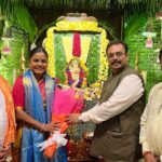 Hemangi Kavi Instagram - जेव्हा थेट ‘वर्षा’ वरून बोलावणं येतं! महाराष्ट्र राज्याचे माननीय मुख्यमंत्री श्री एकनाथजी शिंदेसाहेबांनी त्यांच्या घरच्या गणपतीच्या दर्शन आणि आशीर्वादासाठी आमंत्रित करून मान दिल्याबद्दल खरंच खुप खुप आभार. वर्षा बंगल्यात त्यांच्याबरोबर बाप्पाची केलेली आरती हा एक आल्हाददायक अनुभव होता जो कायम स्मरणात राहील! एवढंच नाही तर सौ. लताताईं, वृषाली वहिनी आणि त्यांची मंडळी अगदी घरच्यांप्रमाणे प्रेमाने आमच्या पाहुणचाराची विचारपूस करत होते. असं वाटलं जणू आपल्या जवळच्या नातेवाईकाकडेच सणाला आलो आहोत! कसलीच औपचारिक्ता नाही. आता Security reasons मुळे काही गोष्टी नाही share करू शकत पण बंगल्यात शिरताना मनात जी भीती किंवा दडपण होतं ते आत गेल्यानंतर एकदम नाहीसं झालं! @mangeshdesaiofficial तुझ्यामुळे हे शक्य झालं त्याबद्दल तुला अनेक धन्यवाद. यानिमित्ताने कित्येक वर्षांपासून कुतूहलाचा विषय असलेला आणि बाहेरून पाहत आलेलो ‘वर्षा’ आतून पाहण्याची ईच्छा पुर्ण झाली! खरं सांगायचं तर त्या वास्तूबद्दलचं असलेलं आकर्षण पुढच्या अर्ध्या तासात संपून त्यात राहणाऱ्या व्यक्तीवर केवढी मोठ्ठी जबाबदारी आहे या जाणिवेने आदर वाढायला लागतो! घरात गणपती आहेत म्हणून जरा निवांत असतील मुख्यमंत्री तर छे! पाहुण्यामंडळींमधून त्यांच्या नकळत वेळ काढून मध्ये मध्ये आत जाऊन कामकाज करणं, कसल्याशा Files वर त्यांच्या कर्मचाऱ्यांना सह्या देणं एकीकडे चालूच होतं. मी जरा दबकतच माझ्या ओळखीच्या व्यक्तीला विचारलं की… Continue in comment section.. #CM #महाराष्ट्र #माननीय #मुख्यमंत्री #maharashtra #Honorable #ChiefMinister #ShreeEknathjiShinde #श्रीएकनाथजीशिंदे @mieknathshinde @drshrikantshinde Varsha Bungalow, , Malabar Hill