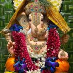 Hemangi Kavi Instagram - जेव्हा थेट ‘वर्षा’ वरून बोलावणं येतं! महाराष्ट्र राज्याचे माननीय मुख्यमंत्री श्री एकनाथजी शिंदेसाहेबांनी त्यांच्या घरच्या गणपतीच्या दर्शन आणि आशीर्वादासाठी आमंत्रित करून मान दिल्याबद्दल खरंच खुप खुप आभार. वर्षा बंगल्यात त्यांच्याबरोबर बाप्पाची केलेली आरती हा एक आल्हाददायक अनुभव होता जो कायम स्मरणात राहील! एवढंच नाही तर सौ. लताताईं, वृषाली वहिनी आणि त्यांची मंडळी अगदी घरच्यांप्रमाणे प्रेमाने आमच्या पाहुणचाराची विचारपूस करत होते. असं वाटलं जणू आपल्या जवळच्या नातेवाईकाकडेच सणाला आलो आहोत! कसलीच औपचारिक्ता नाही. आता Security reasons मुळे काही गोष्टी नाही share करू शकत पण बंगल्यात शिरताना मनात जी भीती किंवा दडपण होतं ते आत गेल्यानंतर एकदम नाहीसं झालं! @mangeshdesaiofficial तुझ्यामुळे हे शक्य झालं त्याबद्दल तुला अनेक धन्यवाद. यानिमित्ताने कित्येक वर्षांपासून कुतूहलाचा विषय असलेला आणि बाहेरून पाहत आलेलो ‘वर्षा’ आतून पाहण्याची ईच्छा पुर्ण झाली! खरं सांगायचं तर त्या वास्तूबद्दलचं असलेलं आकर्षण पुढच्या अर्ध्या तासात संपून त्यात राहणाऱ्या व्यक्तीवर केवढी मोठ्ठी जबाबदारी आहे या जाणिवेने आदर वाढायला लागतो! घरात गणपती आहेत म्हणून जरा निवांत असतील मुख्यमंत्री तर छे! पाहुण्यामंडळींमधून त्यांच्या नकळत वेळ काढून मध्ये मध्ये आत जाऊन कामकाज करणं, कसल्याशा Files वर त्यांच्या कर्मचाऱ्यांना सह्या देणं एकीकडे चालूच होतं. मी जरा दबकतच माझ्या ओळखीच्या व्यक्तीला विचारलं की… Continue in comment section.. #CM #महाराष्ट्र #माननीय #मुख्यमंत्री #maharashtra #Honorable #ChiefMinister #ShreeEknathjiShinde #श्रीएकनाथजीशिंदे @mieknathshinde @drshrikantshinde Varsha Bungalow, , Malabar Hill