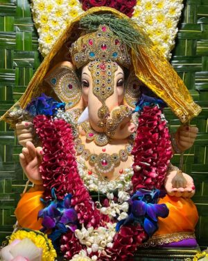 Hemangi Kavi Instagram - जेव्हा थेट ‘वर्षा’ वरून बोलावणं येतं! 
महाराष्ट्र राज्याचे माननीय मुख्यमंत्री श्री एकनाथजी शिंदेसाहेबांनी त्यांच्या घरच्या गणपतीच्या दर्शन आणि आशीर्वादासाठी आमंत्रित करून मान दिल्याबद्दल खरंच खुप खुप आभार. वर्षा बंगल्यात त्यांच्याबरोबर बाप्पाची केलेली आरती हा एक आल्हाददायक अनुभव होता जो कायम स्मरणात राहील! 
एवढंच नाही तर सौ. लताताईं, वृषाली वहिनी आणि त्यांची मंडळी अगदी घरच्यांप्रमाणे प्रेमाने आमच्या पाहुणचाराची विचारपूस करत होते. असं वाटलं जणू आपल्या जवळच्या नातेवाईकाकडेच सणाला आलो आहोत! कसलीच औपचारिक्ता नाही. आता Security reasons मुळे काही गोष्टी नाही share करू शकत पण बंगल्यात शिरताना मनात जी भीती किंवा दडपण होतं ते आत गेल्यानंतर एकदम नाहीसं झालं! 
@mangeshdesaiofficial तुझ्यामुळे हे शक्य झालं त्याबद्दल तुला अनेक धन्यवाद. यानिमित्ताने कित्येक वर्षांपासून कुतूहलाचा विषय असलेला आणि बाहेरून पाहत आलेलो ‘वर्षा’ आतून पाहण्याची ईच्छा पुर्ण झाली! 
खरं सांगायचं तर त्या वास्तूबद्दलचं असलेलं आकर्षण पुढच्या अर्ध्या तासात संपून त्यात राहणाऱ्या व्यक्तीवर केवढी मोठ्ठी जबाबदारी आहे या जाणिवेने आदर वाढायला लागतो! घरात गणपती आहेत म्हणून जरा निवांत असतील मुख्यमंत्री तर छे! पाहुण्यामंडळींमधून त्यांच्या नकळत वेळ काढून मध्ये मध्ये आत जाऊन कामकाज करणं, कसल्याशा Files वर त्यांच्या कर्मचाऱ्यांना सह्या देणं एकीकडे चालूच होतं. मी जरा दबकतच माझ्या ओळखीच्या व्यक्तीला विचारलं की… 
Continue in comment section.. 

#CM #महाराष्ट्र #माननीय #मुख्यमंत्री #maharashtra #Honorable #ChiefMinister #ShreeEknathjiShinde #श्रीएकनाथजीशिंदे @mieknathshinde @drshrikantshinde