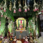 Hemangi Kavi Instagram - जेव्हा थेट ‘वर्षा’ वरून बोलावणं येतं! महाराष्ट्र राज्याचे माननीय मुख्यमंत्री श्री एकनाथजी शिंदेसाहेबांनी त्यांच्या घरच्या गणपतीच्या दर्शन आणि आशीर्वादासाठी आमंत्रित करून मान दिल्याबद्दल खरंच खुप खुप आभार. वर्षा बंगल्यात त्यांच्याबरोबर बाप्पाची केलेली आरती हा एक आल्हाददायक अनुभव होता जो कायम स्मरणात राहील! एवढंच नाही तर सौ. लताताईं, वृषाली वहिनी आणि त्यांची मंडळी अगदी घरच्यांप्रमाणे प्रेमाने आमच्या पाहुणचाराची विचारपूस करत होते. असं वाटलं जणू आपल्या जवळच्या नातेवाईकाकडेच सणाला आलो आहोत! कसलीच औपचारिक्ता नाही. आता Security reasons मुळे काही गोष्टी नाही share करू शकत पण बंगल्यात शिरताना मनात जी भीती किंवा दडपण होतं ते आत गेल्यानंतर एकदम नाहीसं झालं! @mangeshdesaiofficial तुझ्यामुळे हे शक्य झालं त्याबद्दल तुला अनेक धन्यवाद. यानिमित्ताने कित्येक वर्षांपासून कुतूहलाचा विषय असलेला आणि बाहेरून पाहत आलेलो ‘वर्षा’ आतून पाहण्याची ईच्छा पुर्ण झाली! खरं सांगायचं तर त्या वास्तूबद्दलचं असलेलं आकर्षण पुढच्या अर्ध्या तासात संपून त्यात राहणाऱ्या व्यक्तीवर केवढी मोठ्ठी जबाबदारी आहे या जाणिवेने आदर वाढायला लागतो! घरात गणपती आहेत म्हणून जरा निवांत असतील मुख्यमंत्री तर छे! पाहुण्यामंडळींमधून त्यांच्या नकळत वेळ काढून मध्ये मध्ये आत जाऊन कामकाज करणं, कसल्याशा Files वर त्यांच्या कर्मचाऱ्यांना सह्या देणं एकीकडे चालूच होतं. मी जरा दबकतच माझ्या ओळखीच्या व्यक्तीला विचारलं की… Continue in comment section.. #CM #महाराष्ट्र #माननीय #मुख्यमंत्री #maharashtra #Honorable #ChiefMinister #ShreeEknathjiShinde #श्रीएकनाथजीशिंदे @mieknathshinde @drshrikantshinde Varsha Bungalow, , Malabar Hill