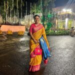 Hemangi Kavi Instagram - जेव्हा थेट ‘वर्षा’ वरून बोलावणं येतं! महाराष्ट्र राज्याचे माननीय मुख्यमंत्री श्री एकनाथजी शिंदेसाहेबांनी त्यांच्या घरच्या गणपतीच्या दर्शन आणि आशीर्वादासाठी आमंत्रित करून मान दिल्याबद्दल खरंच खुप खुप आभार. वर्षा बंगल्यात त्यांच्याबरोबर बाप्पाची केलेली आरती हा एक आल्हाददायक अनुभव होता जो कायम स्मरणात राहील! एवढंच नाही तर सौ. लताताईं, वृषाली वहिनी आणि त्यांची मंडळी अगदी घरच्यांप्रमाणे प्रेमाने आमच्या पाहुणचाराची विचारपूस करत होते. असं वाटलं जणू आपल्या जवळच्या नातेवाईकाकडेच सणाला आलो आहोत! कसलीच औपचारिक्ता नाही. आता Security reasons मुळे काही गोष्टी नाही share करू शकत पण बंगल्यात शिरताना मनात जी भीती किंवा दडपण होतं ते आत गेल्यानंतर एकदम नाहीसं झालं! @mangeshdesaiofficial तुझ्यामुळे हे शक्य झालं त्याबद्दल तुला अनेक धन्यवाद. यानिमित्ताने कित्येक वर्षांपासून कुतूहलाचा विषय असलेला आणि बाहेरून पाहत आलेलो ‘वर्षा’ आतून पाहण्याची ईच्छा पुर्ण झाली! खरं सांगायचं तर त्या वास्तूबद्दलचं असलेलं आकर्षण पुढच्या अर्ध्या तासात संपून त्यात राहणाऱ्या व्यक्तीवर केवढी मोठ्ठी जबाबदारी आहे या जाणिवेने आदर वाढायला लागतो! घरात गणपती आहेत म्हणून जरा निवांत असतील मुख्यमंत्री तर छे! पाहुण्यामंडळींमधून त्यांच्या नकळत वेळ काढून मध्ये मध्ये आत जाऊन कामकाज करणं, कसल्याशा Files वर त्यांच्या कर्मचाऱ्यांना सह्या देणं एकीकडे चालूच होतं. मी जरा दबकतच माझ्या ओळखीच्या व्यक्तीला विचारलं की… Continue in comment section.. #CM #महाराष्ट्र #माननीय #मुख्यमंत्री #maharashtra #Honorable #ChiefMinister #ShreeEknathjiShinde #श्रीएकनाथजीशिंदे @mieknathshinde @drshrikantshinde Varsha Bungalow, , Malabar Hill