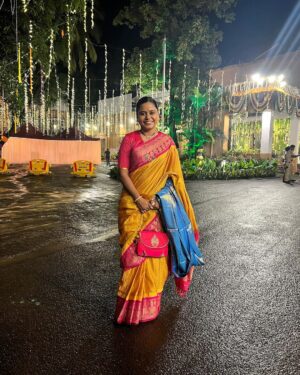 Hemangi Kavi Instagram - जेव्हा थेट ‘वर्षा’ वरून बोलावणं येतं! 
महाराष्ट्र राज्याचे माननीय मुख्यमंत्री श्री एकनाथजी शिंदेसाहेबांनी त्यांच्या घरच्या गणपतीच्या दर्शन आणि आशीर्वादासाठी आमंत्रित करून मान दिल्याबद्दल खरंच खुप खुप आभार. वर्षा बंगल्यात त्यांच्याबरोबर बाप्पाची केलेली आरती हा एक आल्हाददायक अनुभव होता जो कायम स्मरणात राहील! 
एवढंच नाही तर सौ. लताताईं, वृषाली वहिनी आणि त्यांची मंडळी अगदी घरच्यांप्रमाणे प्रेमाने आमच्या पाहुणचाराची विचारपूस करत होते. असं वाटलं जणू आपल्या जवळच्या नातेवाईकाकडेच सणाला आलो आहोत! कसलीच औपचारिक्ता नाही. आता Security reasons मुळे काही गोष्टी नाही share करू शकत पण बंगल्यात शिरताना मनात जी भीती किंवा दडपण होतं ते आत गेल्यानंतर एकदम नाहीसं झालं! 
@mangeshdesaiofficial तुझ्यामुळे हे शक्य झालं त्याबद्दल तुला अनेक धन्यवाद. यानिमित्ताने कित्येक वर्षांपासून कुतूहलाचा विषय असलेला आणि बाहेरून पाहत आलेलो ‘वर्षा’ आतून पाहण्याची ईच्छा पुर्ण झाली! 
खरं सांगायचं तर त्या वास्तूबद्दलचं असलेलं आकर्षण पुढच्या अर्ध्या तासात संपून त्यात राहणाऱ्या व्यक्तीवर केवढी मोठ्ठी जबाबदारी आहे या जाणिवेने आदर वाढायला लागतो! घरात गणपती आहेत म्हणून जरा निवांत असतील मुख्यमंत्री तर छे! पाहुण्यामंडळींमधून त्यांच्या नकळत वेळ काढून मध्ये मध्ये आत जाऊन कामकाज करणं, कसल्याशा Files वर त्यांच्या कर्मचाऱ्यांना सह्या देणं एकीकडे चालूच होतं. मी जरा दबकतच माझ्या ओळखीच्या व्यक्तीला विचारलं की… 
Continue in comment section.. 

#CM #महाराष्ट्र #माननीय #मुख्यमंत्री #maharashtra #Honorable #ChiefMinister #ShreeEknathjiShinde #श्रीएकनाथजीशिंदे @mieknathshinde @drshrikantshinde