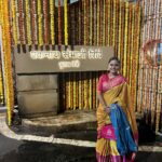 Hemangi Kavi Instagram - जेव्हा थेट ‘वर्षा’ वरून बोलावणं येतं! महाराष्ट्र राज्याचे माननीय मुख्यमंत्री श्री एकनाथजी शिंदेसाहेबांनी त्यांच्या घरच्या गणपतीच्या दर्शन आणि आशीर्वादासाठी आमंत्रित करून मान दिल्याबद्दल खरंच खुप खुप आभार. वर्षा बंगल्यात त्यांच्याबरोबर बाप्पाची केलेली आरती हा एक आल्हाददायक अनुभव होता जो कायम स्मरणात राहील! एवढंच नाही तर सौ. लताताईं, वृषाली वहिनी आणि त्यांची मंडळी अगदी घरच्यांप्रमाणे प्रेमाने आमच्या पाहुणचाराची विचारपूस करत होते. असं वाटलं जणू आपल्या जवळच्या नातेवाईकाकडेच सणाला आलो आहोत! कसलीच औपचारिक्ता नाही. आता Security reasons मुळे काही गोष्टी नाही share करू शकत पण बंगल्यात शिरताना मनात जी भीती किंवा दडपण होतं ते आत गेल्यानंतर एकदम नाहीसं झालं! @mangeshdesaiofficial तुझ्यामुळे हे शक्य झालं त्याबद्दल तुला अनेक धन्यवाद. यानिमित्ताने कित्येक वर्षांपासून कुतूहलाचा विषय असलेला आणि बाहेरून पाहत आलेलो ‘वर्षा’ आतून पाहण्याची ईच्छा पुर्ण झाली! खरं सांगायचं तर त्या वास्तूबद्दलचं असलेलं आकर्षण पुढच्या अर्ध्या तासात संपून त्यात राहणाऱ्या व्यक्तीवर केवढी मोठ्ठी जबाबदारी आहे या जाणिवेने आदर वाढायला लागतो! घरात गणपती आहेत म्हणून जरा निवांत असतील मुख्यमंत्री तर छे! पाहुण्यामंडळींमधून त्यांच्या नकळत वेळ काढून मध्ये मध्ये आत जाऊन कामकाज करणं, कसल्याशा Files वर त्यांच्या कर्मचाऱ्यांना सह्या देणं एकीकडे चालूच होतं. मी जरा दबकतच माझ्या ओळखीच्या व्यक्तीला विचारलं की… Continue in comment section.. #CM #महाराष्ट्र #माननीय #मुख्यमंत्री #maharashtra #Honorable #ChiefMinister #ShreeEknathjiShinde #श्रीएकनाथजीशिंदे @mieknathshinde @drshrikantshinde Varsha Bungalow, , Malabar Hill