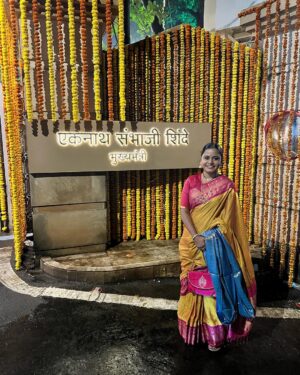 Hemangi Kavi Instagram - जेव्हा थेट ‘वर्षा’ वरून बोलावणं येतं! 
महाराष्ट्र राज्याचे माननीय मुख्यमंत्री श्री एकनाथजी शिंदेसाहेबांनी त्यांच्या घरच्या गणपतीच्या दर्शन आणि आशीर्वादासाठी आमंत्रित करून मान दिल्याबद्दल खरंच खुप खुप आभार. वर्षा बंगल्यात त्यांच्याबरोबर बाप्पाची केलेली आरती हा एक आल्हाददायक अनुभव होता जो कायम स्मरणात राहील! 
एवढंच नाही तर सौ. लताताईं, वृषाली वहिनी आणि त्यांची मंडळी अगदी घरच्यांप्रमाणे प्रेमाने आमच्या पाहुणचाराची विचारपूस करत होते. असं वाटलं जणू आपल्या जवळच्या नातेवाईकाकडेच सणाला आलो आहोत! कसलीच औपचारिक्ता नाही. आता Security reasons मुळे काही गोष्टी नाही share करू शकत पण बंगल्यात शिरताना मनात जी भीती किंवा दडपण होतं ते आत गेल्यानंतर एकदम नाहीसं झालं! 
@mangeshdesaiofficial तुझ्यामुळे हे शक्य झालं त्याबद्दल तुला अनेक धन्यवाद. यानिमित्ताने कित्येक वर्षांपासून कुतूहलाचा विषय असलेला आणि बाहेरून पाहत आलेलो ‘वर्षा’ आतून पाहण्याची ईच्छा पुर्ण झाली! 
खरं सांगायचं तर त्या वास्तूबद्दलचं असलेलं आकर्षण पुढच्या अर्ध्या तासात संपून त्यात राहणाऱ्या व्यक्तीवर केवढी मोठ्ठी जबाबदारी आहे या जाणिवेने आदर वाढायला लागतो! घरात गणपती आहेत म्हणून जरा निवांत असतील मुख्यमंत्री तर छे! पाहुण्यामंडळींमधून त्यांच्या नकळत वेळ काढून मध्ये मध्ये आत जाऊन कामकाज करणं, कसल्याशा Files वर त्यांच्या कर्मचाऱ्यांना सह्या देणं एकीकडे चालूच होतं. मी जरा दबकतच माझ्या ओळखीच्या व्यक्तीला विचारलं की… 
Continue in comment section.. 

#CM #महाराष्ट्र #माननीय #मुख्यमंत्री #maharashtra #Honorable #ChiefMinister #ShreeEknathjiShinde #श्रीएकनाथजीशिंदे @mieknathshinde @drshrikantshinde