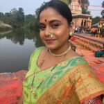 Hemangi Kavi Instagram - आजपासून येतेय तुमच्या भेटीला! एक नवी भूमिका घेऊन! भवानी चिटणीस म्हणून! रोज रात्री १० वा; फक्त @zeetv आणि @zee5 वर. ‘कैसै मुझे तुम मिल गए’ मालिकेमध्ये! हिंदी मालिकेमध्ये मराठी पार्श्वभूमी असलेलं पात्र साकारताना अतिशय आनंद होत आहे. मालिकेच्या निर्मात्या @muktadhond मराठीच असल्यामुळे आपसुक एक आपलेपणा आणि तितकाच मोकळेपणा अनूभवायला मिळतोय! हाच आनंद तुमच्यापर्यंत पोचवण्याचं आणि तुमचं १००% मनोरंजन करता यावं हे बळ आम्हांला मिळो हीच ईच्छा! आतापर्यंत जसं प्रेम, आशीर्वाद देत आलात यापुढेही देत रहा ही विनंती! #kmtmg #BhavaniChitnis #AmukiAai #AmrutaBhavaniChitnis #newserial #zeetv #zee5shows #launch #today #27thnovember Mumbai, Maharashtra