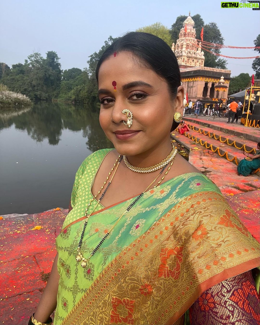 Hemangi Kavi Instagram - आजपासून येतेय तुमच्या भेटीला! एक नवी भूमिका घेऊन! भवानी चिटणीस म्हणून! रोज रात्री १० वा; फक्त @zeetv आणि @zee5 वर. ‘कैसै मुझे तुम मिल गए’ मालिकेमध्ये! हिंदी मालिकेमध्ये मराठी पार्श्वभूमी असलेलं पात्र साकारताना अतिशय आनंद होत आहे. मालिकेच्या निर्मात्या @muktadhond मराठीच असल्यामुळे आपसुक एक आपलेपणा आणि तितकाच मोकळेपणा अनूभवायला मिळतोय! हाच आनंद तुमच्यापर्यंत पोचवण्याचं आणि तुमचं १००% मनोरंजन करता यावं हे बळ आम्हांला मिळो हीच ईच्छा! आतापर्यंत जसं प्रेम, आशीर्वाद देत आलात यापुढेही देत रहा ही विनंती! #kmtmg #BhavaniChitnis #AmukiAai #AmrutaBhavaniChitnis #newserial #zeetv #zee5shows #launch #today #27thnovember Mumbai, Maharashtra