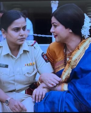 Hemangi Kavi Instagram - Happy Birthday @sushmitasen47 
My actual inspiration & favourite personality! ❤️ 
Working with you, sitting right next to you, sharing very warm and beautiful moments with you during shoot was like dream come true! I will never forget that moment when you held my hand, I was like is this even real when we were rehearsing this scene. I was smiling and thrilled at the same time inside. Uff! 😇 
जब 1994 में आपने Miss Universe का खिताब जीता, तब वो बस हमारे देश के लिए सिर्फ एक गर्व की बात नहीं थी, बल्कि इस देश की उस हर एक लडकी के लिए बहोत बडी बात थी, उसकी नीजी जीत थी, मानो जैसे वो खिताब उस हर एक लडकी ने जीता जो उसके कुदरती सावले रंग-रुप, कद-काठी के लिए समाज द्वारा या कभी कभी अपनों से ताने सुनती थी! अपने आप को कम समझती थी! लेकिन आपने मुझ जैसे उन कई लडकीयों को हौसला दिया, हिम्मत दी, सपने देखनें और उन्हें पुरे करने की ताकत दी! एक सावले रंग की, middle class family से आई हुई साधारण सी लडकी सही मायनो में असामान्य जीत हासिल कर सकती है, for generations लोगों को अपनी जीत से, सोच से, बातों से inspire कर सकती है, अपने terms पे जिदंगी जी सकती है और खुश रह सकती है ये दिखा दिया! Thank you for being you, Sush! 😘😘😘 
You r beautiful inside out! ❤️ 
Once again Happy Birthday! Dugga Dugga 

Thank you @ravijadhavofficial @paragmehtacasting for giving #Taali to me! 👏🏽🙏🏽 Will be forever #grateful 
#sushmitasen #duggadugga #19thnovember