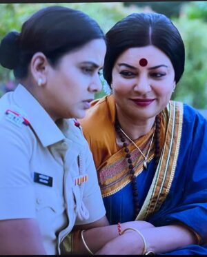 Hemangi Kavi Instagram - Happy Birthday @sushmitasen47 
My actual inspiration & favourite personality! ❤️ 
Working with you, sitting right next to you, sharing very warm and beautiful moments with you during shoot was like dream come true! I will never forget that moment when you held my hand, I was like is this even real when we were rehearsing this scene. I was smiling and thrilled at the same time inside. Uff! 😇 
जब 1994 में आपने Miss Universe का खिताब जीता, तब वो बस हमारे देश के लिए सिर्फ एक गर्व की बात नहीं थी, बल्कि इस देश की उस हर एक लडकी के लिए बहोत बडी बात थी, उसकी नीजी जीत थी, मानो जैसे वो खिताब उस हर एक लडकी ने जीता जो उसके कुदरती सावले रंग-रुप, कद-काठी के लिए समाज द्वारा या कभी कभी अपनों से ताने सुनती थी! अपने आप को कम समझती थी! लेकिन आपने मुझ जैसे उन कई लडकीयों को हौसला दिया, हिम्मत दी, सपने देखनें और उन्हें पुरे करने की ताकत दी! एक सावले रंग की, middle class family से आई हुई साधारण सी लडकी सही मायनो में असामान्य जीत हासिल कर सकती है, for generations लोगों को अपनी जीत से, सोच से, बातों से inspire कर सकती है, अपने terms पे जिदंगी जी सकती है और खुश रह सकती है ये दिखा दिया! Thank you for being you, Sush! 😘😘😘 
You r beautiful inside out! ❤️ 
Once again Happy Birthday! Dugga Dugga 

Thank you @ravijadhavofficial @paragmehtacasting for giving #Taali to me! 👏🏽🙏🏽 Will be forever #grateful 
#sushmitasen #duggadugga #19thnovember