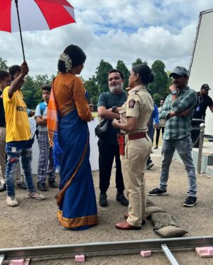 Hemangi Kavi Instagram - Happy Birthday @sushmitasen47 
My actual inspiration & favourite personality! ❤️ 
Working with you, sitting right next to you, sharing very warm and beautiful moments with you during shoot was like dream come true! I will never forget that moment when you held my hand, I was like is this even real when we were rehearsing this scene. I was smiling and thrilled at the same time inside. Uff! 😇 
जब 1994 में आपने Miss Universe का खिताब जीता, तब वो बस हमारे देश के लिए सिर्फ एक गर्व की बात नहीं थी, बल्कि इस देश की उस हर एक लडकी के लिए बहोत बडी बात थी, उसकी नीजी जीत थी, मानो जैसे वो खिताब उस हर एक लडकी ने जीता जो उसके कुदरती सावले रंग-रुप, कद-काठी के लिए समाज द्वारा या कभी कभी अपनों से ताने सुनती थी! अपने आप को कम समझती थी! लेकिन आपने मुझ जैसे उन कई लडकीयों को हौसला दिया, हिम्मत दी, सपने देखनें और उन्हें पुरे करने की ताकत दी! एक सावले रंग की, middle class family से आई हुई साधारण सी लडकी सही मायनो में असामान्य जीत हासिल कर सकती है, for generations लोगों को अपनी जीत से, सोच से, बातों से inspire कर सकती है, अपने terms पे जिदंगी जी सकती है और खुश रह सकती है ये दिखा दिया! Thank you for being you, Sush! 😘😘😘 
You r beautiful inside out! ❤️ 
Once again Happy Birthday! Dugga Dugga 

Thank you @ravijadhavofficial @paragmehtacasting for giving #Taali to me! 👏🏽🙏🏽 Will be forever #grateful 
#sushmitasen #duggadugga #19thnovember