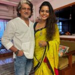 Hemangi Kavi Instagram - पाडव्यानिमीत्त आमच्या माणसाने दिली साडी पिवळी धम्म दरवेळेच्या गजऱ्याहून झाली माझी बढती मी म्हटलं हम्म!! 😛 🪔 शुभ दीपावली 🪔 🪔 दिवाली की शुभकामनाएं 🪔 🪔 Happy Diwali 🪔 #diwali2023 #happydiwali #शुभदीपावली #दिवाळी #कवीहुँमैं #हेमांगीकवी #तीसावळीगं #kavihunmain #hemangikavi #thatduskywoman #trending #festive #आमचामाणूस Mumbai, Maharashtra
