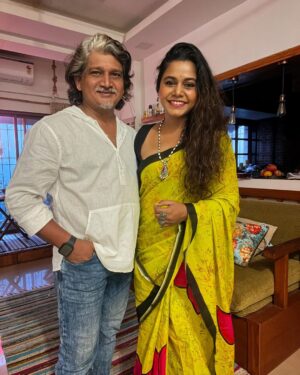 Hemangi Kavi Instagram - पाडव्यानिमीत्त आमच्या माणसाने दिली साडी पिवळी धम्म
दरवेळेच्या गजऱ्याहून झाली माझी बढती मी म्हटलं हम्म!! 😛

🪔 शुभ दीपावली 🪔
🪔 दिवाली की शुभकामनाएं 🪔
🪔 Happy Diwali 🪔

#diwali2023 #happydiwali #शुभदीपावली #दिवाळी 
#कवीहुँमैं #हेमांगीकवी #तीसावळीगं #kavihunmain #hemangikavi #thatduskywoman #trending #festive #आमचामाणूस