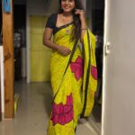 Hemangi Kavi Instagram - पाडव्यानिमीत्त आमच्या माणसाने दिली साडी पिवळी धम्म दरवेळेच्या गजऱ्याहून झाली माझी बढती मी म्हटलं हम्म!! 😛 🪔 शुभ दीपावली 🪔 🪔 दिवाली की शुभकामनाएं 🪔 🪔 Happy Diwali 🪔 #diwali2023 #happydiwali #शुभदीपावली #दिवाळी #कवीहुँमैं #हेमांगीकवी #तीसावळीगं #kavihunmain #hemangikavi #thatduskywoman #trending #festive #आमचामाणूस Mumbai, Maharashtra