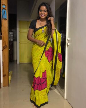 Hemangi Kavi Instagram - पाडव्यानिमीत्त आमच्या माणसाने दिली साडी पिवळी धम्म
दरवेळेच्या गजऱ्याहून झाली माझी बढती मी म्हटलं हम्म!! 😛

🪔 शुभ दीपावली 🪔
🪔 दिवाली की शुभकामनाएं 🪔
🪔 Happy Diwali 🪔

#diwali2023 #happydiwali #शुभदीपावली #दिवाळी 
#कवीहुँमैं #हेमांगीकवी #तीसावळीगं #kavihunmain #hemangikavi #thatduskywoman #trending #festive #आमचामाणूस